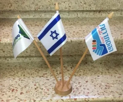 מעמד דגלונים שולחני 3 קנים מעץ